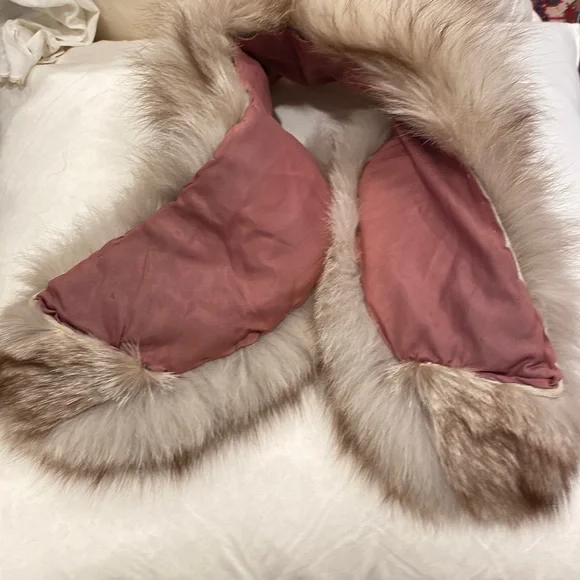 Vintage light color blond fur neck collar goes on jackets or coats